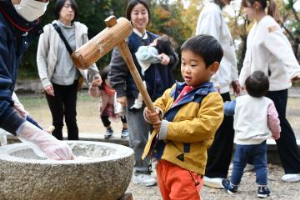 写真：お餅つきを楽しむ親子2