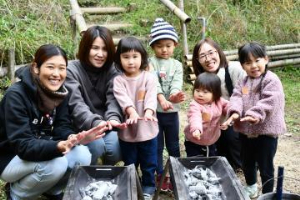 写真：暖炉で温める家族