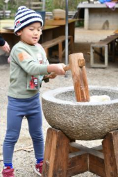 写真：お餅つきを楽しむ子ども1