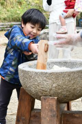 写真：お餅つきを楽しむ子ども2
