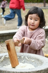 写真：お餅つきを楽しむ子ども3