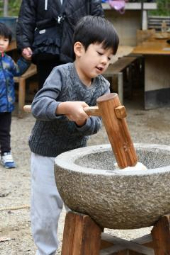 写真：お餅つきを楽しむ子ども5