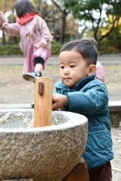 写真：お餅つきを楽しむ子ども4