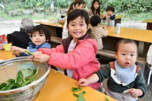 写真：お味噌汁を準備する様子