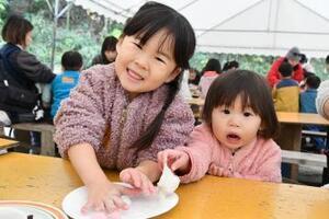 写真：おもちを丸める子どもたち1