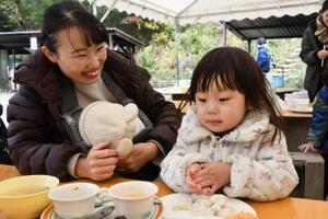 写真：おもちを丸める子ども