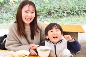 写真：お味噌汁を食べる親子1
