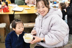 写真：お味噌汁を食べる親子2