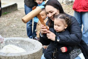 写真：お餅つきを楽しむ親子1