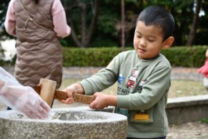写真：お餅つきの様子