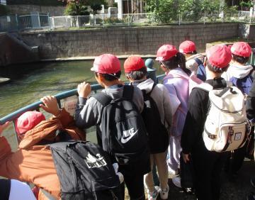 写真:築留二番樋も見学する生徒たち