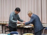 写真：垣内様（代理）の感謝状受領の様子