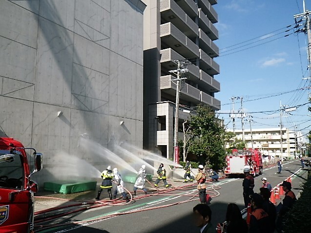 写真：消防団・消防署連携での一斉放水