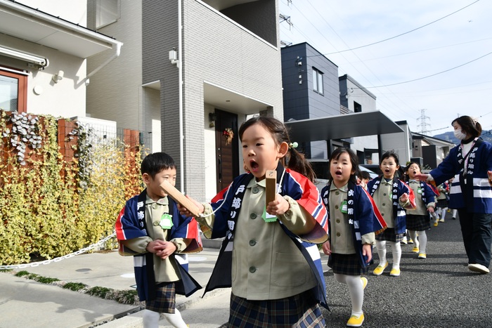 拍子木をたたく児童1