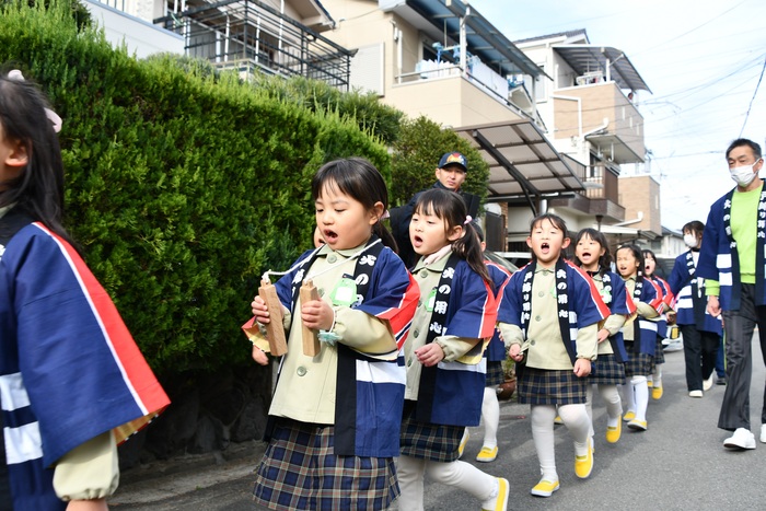 拍子木をたたく児童4