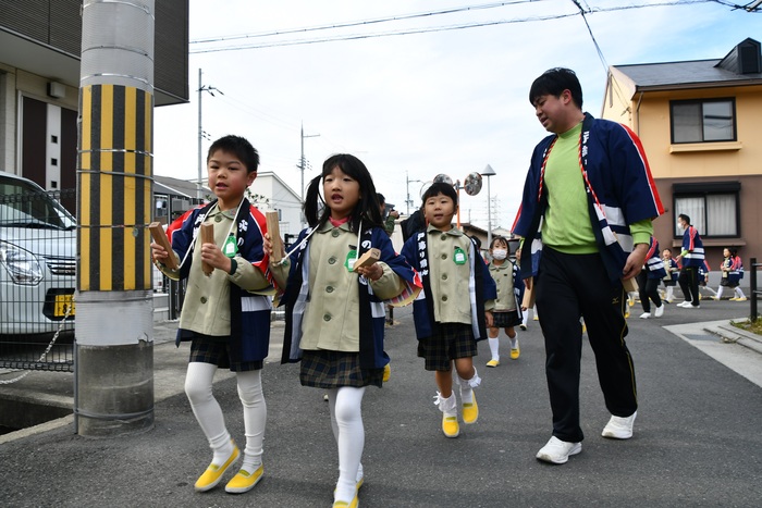 拍子木をたたく児童2