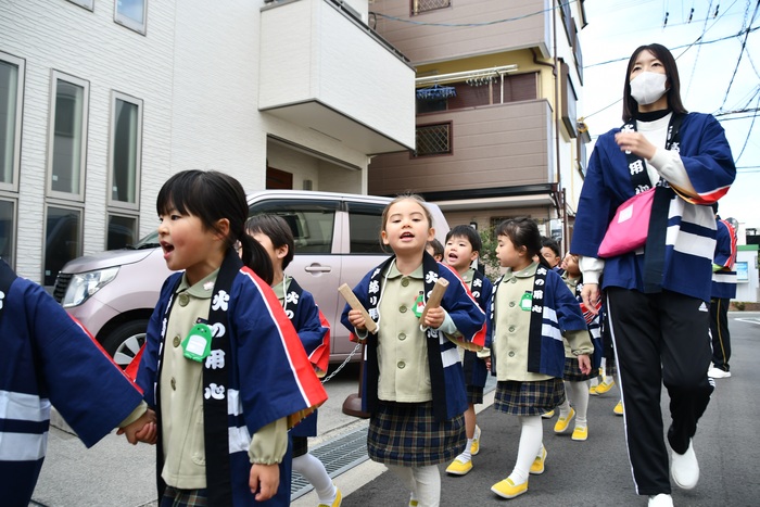 拍子木をたたく児童6