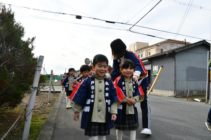 呼びかける児童たち2