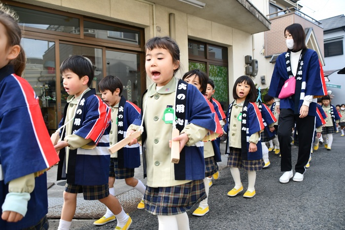 拍子木をたたく児童6
