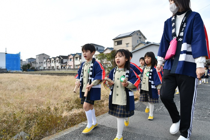 拍子木をたたく児童5