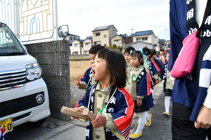 拍子木をたたく児童3