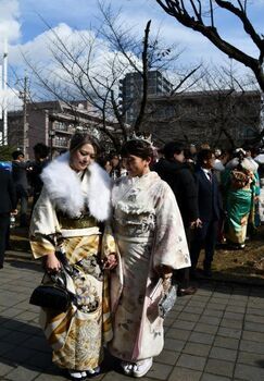 公園で晴れ着姿の目を閉じる女性二人