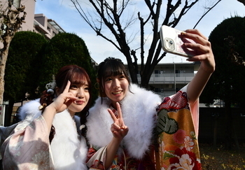 晴れ着の自撮りをする女性2人