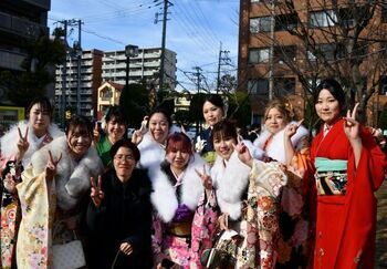公園で晴れ着姿の大人数の女性グループ