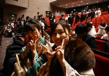 会場で晴れ着姿の女性2人2