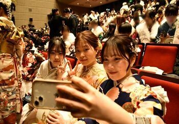 式典会場で自撮りする女性3人