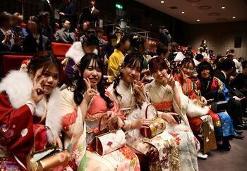 会場で女性6人グループ