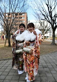 公園で晴れ着姿の女性2人の立ち姿
