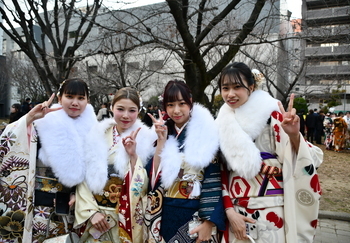 公園で晴れ着姿の女性4人