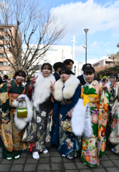 公園で晴れ着姿の女性4人の立ち姿