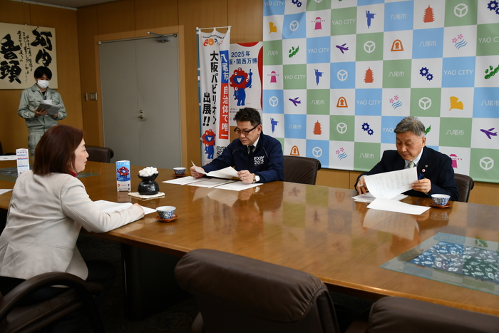 答申の内容を花嶋会長から大松市長と植島副市長へ説明している様子の写真