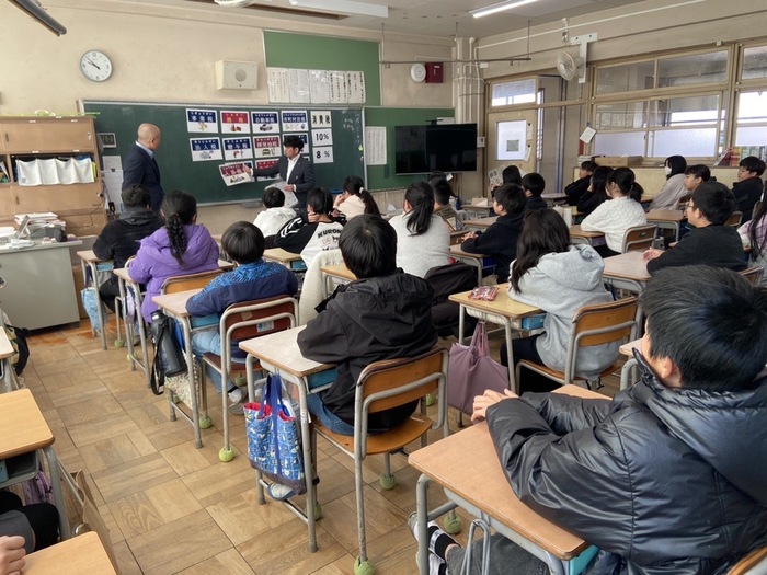 ゲストティーチャーを招き、税金の種類や仕組みなど、身近にある「税」についてより一層学習する機会となりました。