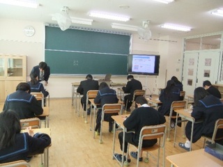写真：八尾北高校の生徒が出前授業を受けている様子1