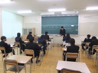 写真：八尾北高校の生徒が出前授業を受けている様子2