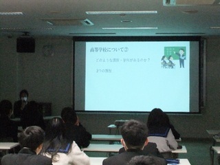 写真：八尾北高校の生徒が出前授業を受けている様子3