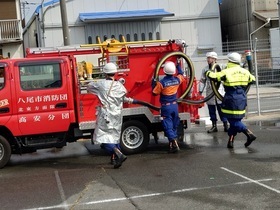 消火するための水を消防車から出すためにホースを伸ばして消火栓から水を吸い上げます