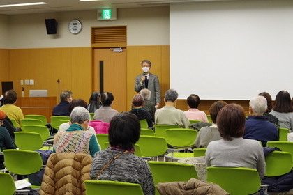 写真：挨拶をする保健所所長