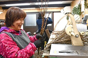写真：ハナモモを束ねる様子
