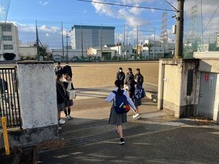 亀井中校門前