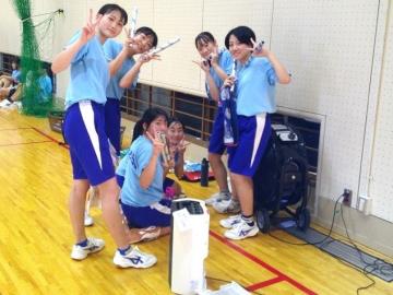 写真：ポーズを取る女子生徒ら