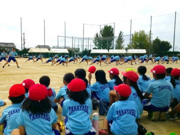 写真：女子の演技を見る児童ら