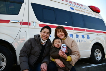 写真：救急車と家族