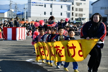 写真：横断幕をもって行進する子ども達