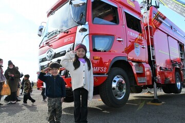 写真：消防車と子ども