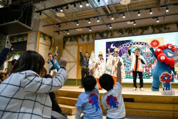 写真：氏家麻衣さんとおがわてつやさん
