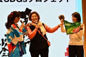 写真：ホールの前方から避難誘導される人たち